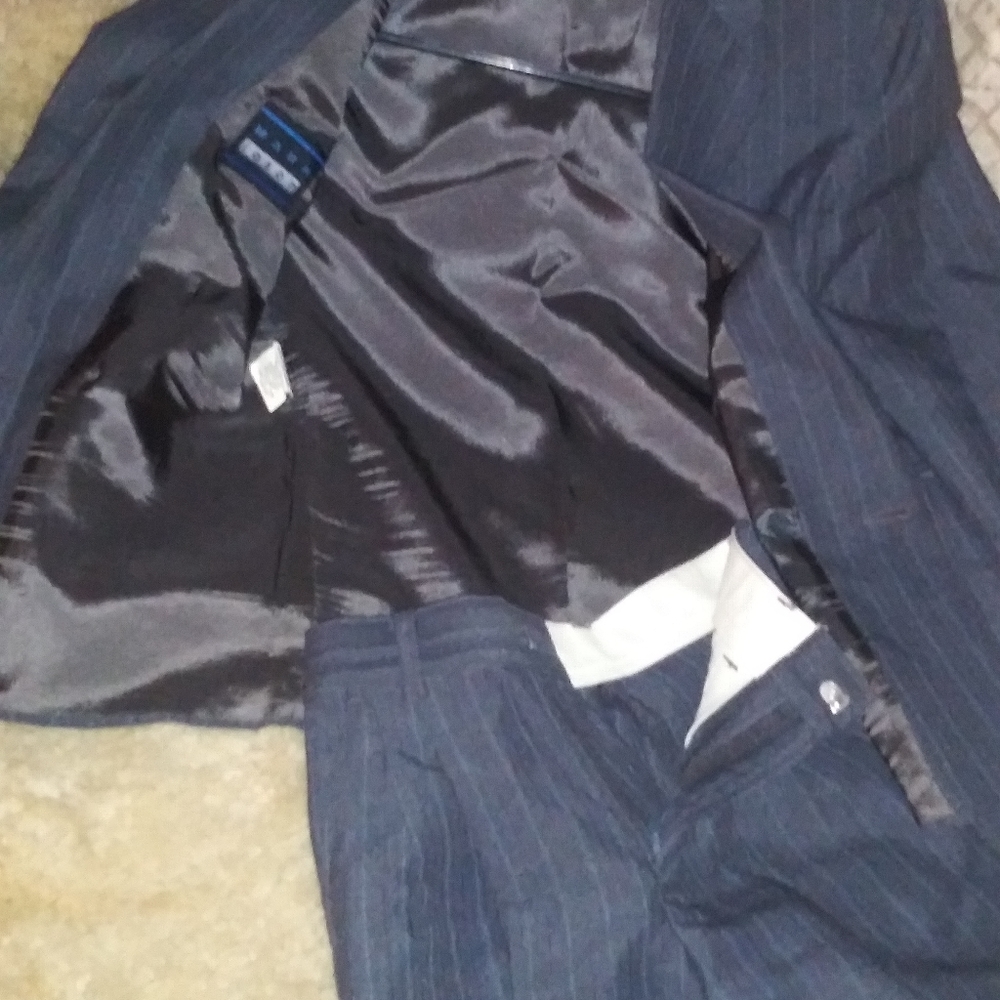 Suit - Picture 3 of 3
